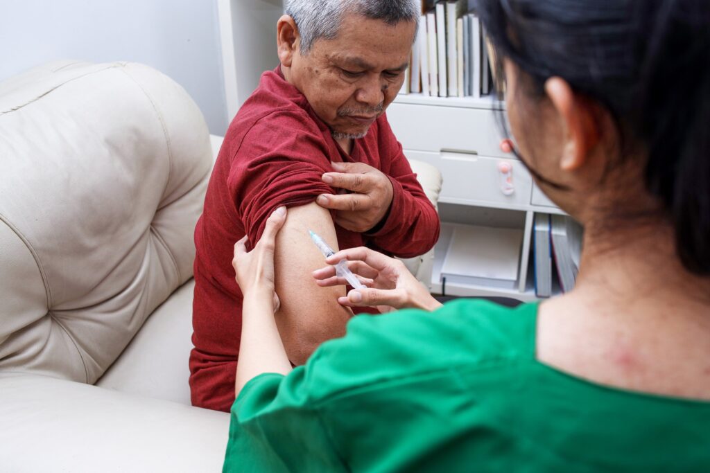 professional nurse giving shot injection to senior 2023 11 27 05 34 38 utc